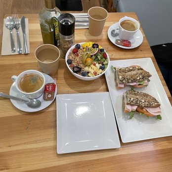 Cocome - Yogurt bowl and toast of turkey, arugula, tomatoes and homemade pesto - Salad Near Me - Seville, SE