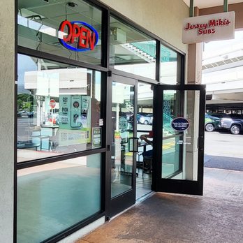 Jersey Mike's Subs - Entrance area of Jersey Mike's & Subs - Fast Food Near Me - Honolulu, Hawaii