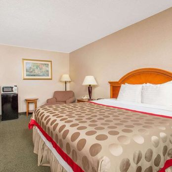 Ramada by Wyndham Painted Post Corning - Guest room - Hotels Near Me - Painted Post, New York