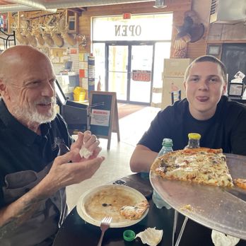 Bryants Pizzaria - Two jokesters eating pizza - Pizza Near Me - Laurie, Missouri
