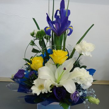 Brassall Florist - Mini box- Blue, White & Yellow $55 can start from $45 - Florists Near Me - Brassall, QLD Brassall Florist - Mini box- Blue, White & Yellow $55 can start from $45 - Florists Near Me - Brassall, QLD