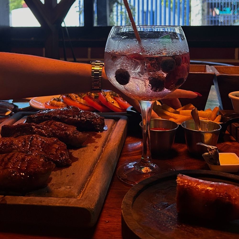 Buenos Aires Grill - corte de carne, gin tonic de frutos rojos - Argentine Near Me - Cancún, ROO Buenos Aires Grill - corte de carne, gin tonic de frutos rojos - Argentine Near Me - Cancún, ROO