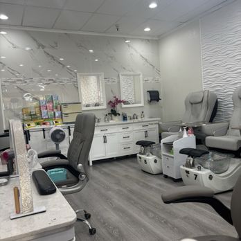 Hollywood Nails - Nail Salons Near Me - Sacramento, California