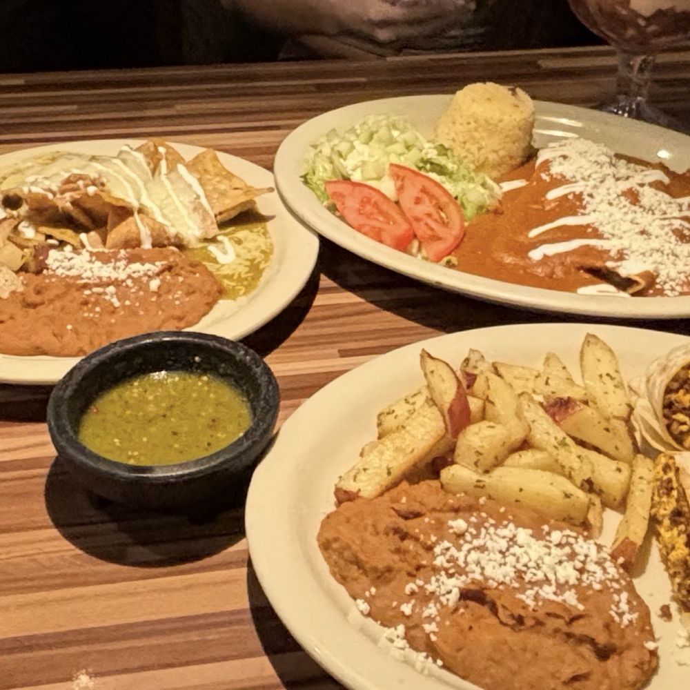 Enfrijoladas, chilaquiles verdes, chorizo burrito. Enfrijoladas, chilaquiles verdes, chorizo burrito.
