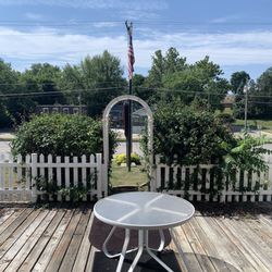 Americas Best Value Inn Oskaloosa - Beautiful open terrace for card/board playing fun! It's full sun tho so BYOUmbrella.