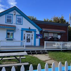 MiMi’s Takeout - Outside of business-next do ice cream shop