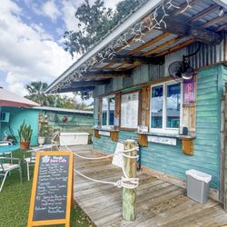 Nauti Juice Cafe - Outside