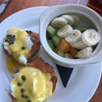Le Sel Bistro - Nova Eggs Benny with Fruit - Breakfast & Brunch Near Me - Tacoma, Washington