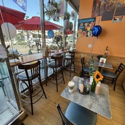 El Chapin Restaurant & Bakery - Front of store, seating