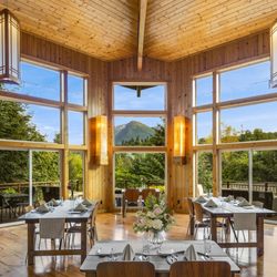 Stillpoint Lodge - Dining with a view!