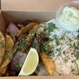 Lomo Saltado with cilantro-Mayo sauce Lomo Saltado with cilantro-Mayo sauce