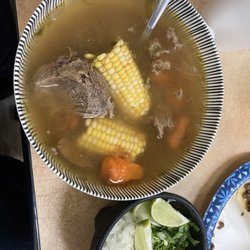 Caldo de res, muy bueno para el clima frío