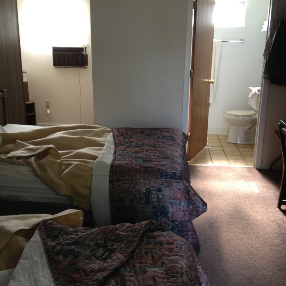 4 Winds Motel - Typical Double Room, nothing fancy - Hotels Near Me - Baraboo, Wisconsin 4 Winds Motel - Typical Double Room, nothing fancy - Hotels Near Me - Baraboo, Wisconsin