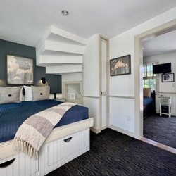 White Porch Inn - Book our spacious Stage Harbor Light room in our carriage house