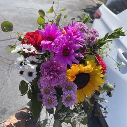 Two sunflower five stems mums three carnations 2 myrtle one stem of eucalyptus. 28$ oh and two lemon leaf.