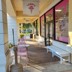 Larry’s Ice Cream & Cafe - Outdoor Seating
