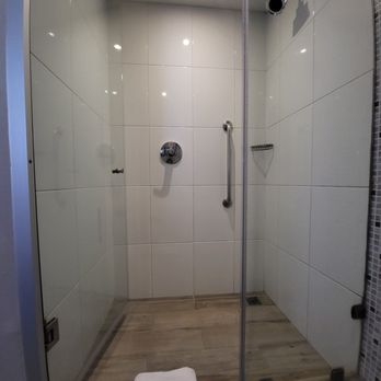 Hampton Inn by Hilton Tijuana - Shower - Hotels Near Me - Tijuana, BCN Hampton Inn by Hilton Tijuana - Shower - Hotels Near Me - Tijuana, BCN