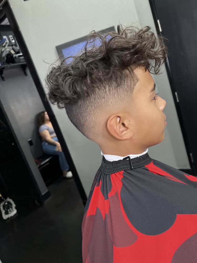 K4ren Flores Barber Studio Logo