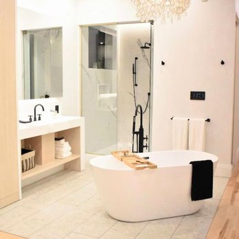 Cribs On Main - Suite 1 with soaking tub and walk-in shower. - Hotels Near Me - Prince Edward, Ontario