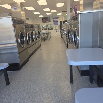 Laundry Lands - Dead empty at 4pm on a weekday - Laundromat Near Me - Fullerton, California