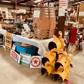 Hwy 15 Flea Market - Stop light and old root beer barrel - Flea Markets Near Me - Union, Mississippi Hwy 15 Flea Market - Stop light and old root beer barrel - Flea Markets Near Me - Union, Mississippi
