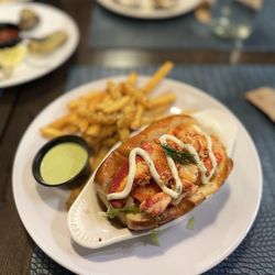 Monroe Bay Oysterette - Lobster roll