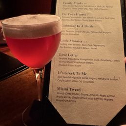 Жалаңаш гимнасттардың жақыннан түсірілген фотосуреттерін қараңыз Киска жүнді