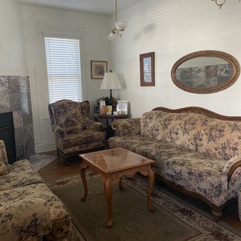 VC Bookkeeping Services - Comfortable seating area while you wait. Wifi also available - Bookkeepers Near Me VC Bookkeeping Services - Comfortable seating area while you wait. Wifi also available - Bookkeepers Near Me