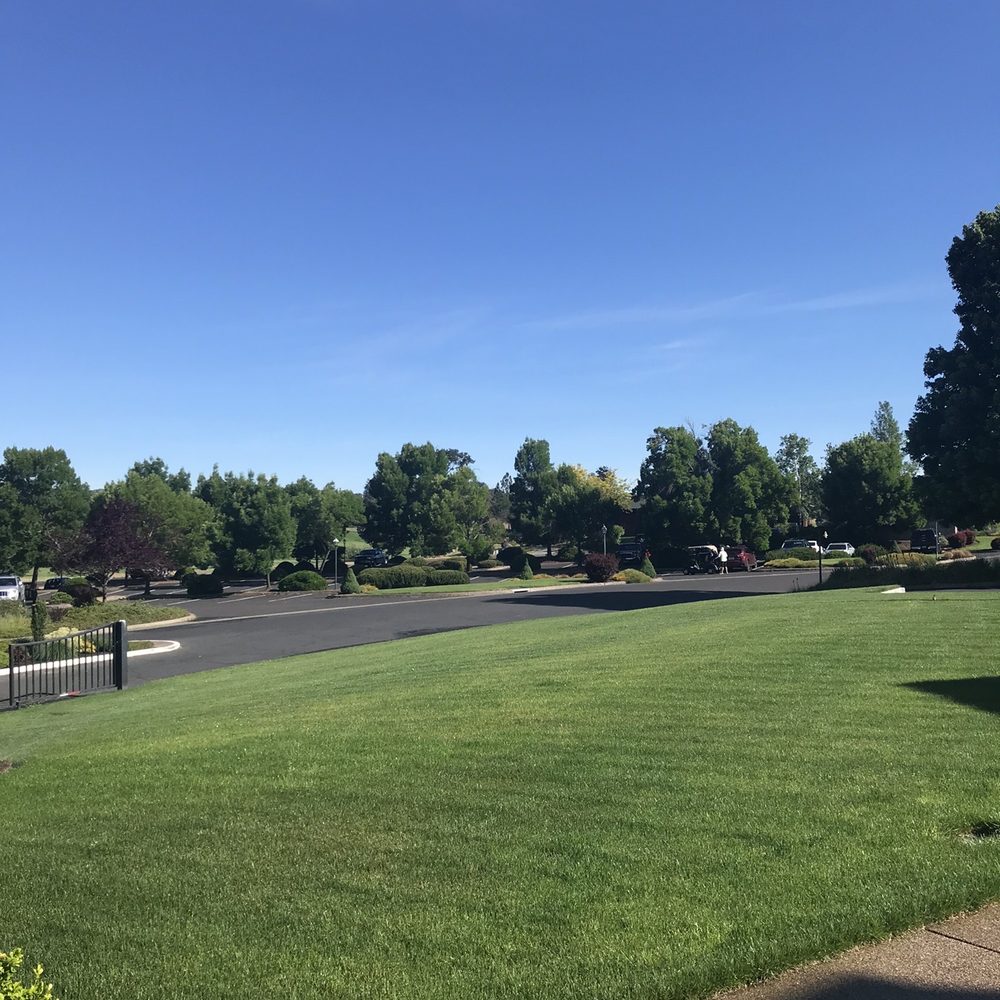 Resort at Eagle Point Golf Club Lodging - Parking lot and grassy area - Resorts Near Me - Eagle Point, Oregon Resort at Eagle Point Golf Club Lodging - Parking lot and grassy area - Resorts Near Me - Eagle Point, Oregon