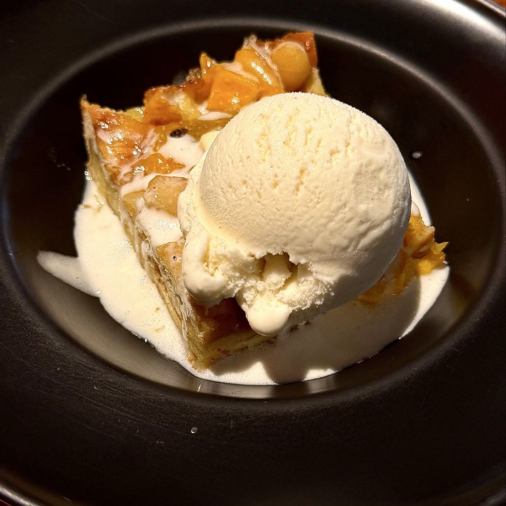 Bread Pudding w/ Vanilla Ice Cream Bread Pudding w/ Vanilla Ice Cream