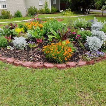 Green Grass Lawn Service - The circular garden is a neighborhood favorite -- and ours too. - Lawn Services Near Me Green Grass Lawn Service - The circular garden is a neighborhood favorite -- and ours too. - Lawn Services Near Me
