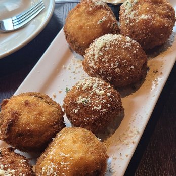 Houlihan's - Bars Near Me - Secaucus, New Jersey