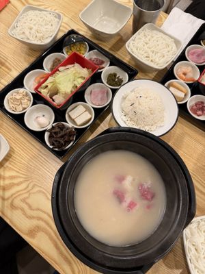 Ten Seconds Yunnan Rice Noodles / Nai Brother Chinese Sauerkraut Fish by null