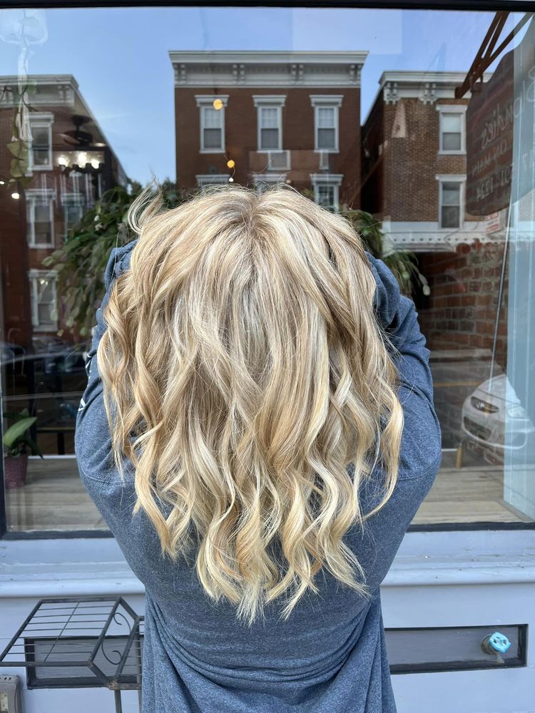 Chloe's Hair Salon Logo