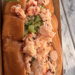 The Crab Shack - Mainlander lobster roll