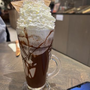 In Choc Daskalides - Hot chocolate with cream topping - Coffee & Tea Near Me - Gent, VOV