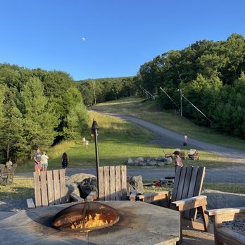 Trails End Pub & Grill - Beautiful summer night view - American Near Me - Tannersville, Pennsylvania