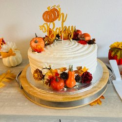 Publix - Vanilla cake with cannoli filling and buttercream frosting.