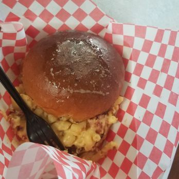 Richeeze - Bacon mac&cheese burger. No beef. Its excellent creation with a Hawaiian bun....the sweetness with CHEESE and bacon is fabulous - Food Trucks Near Me Richeeze - Bacon mac&cheese burger. No beef. Its excellent creation with a Hawaiian bun....the sweetness with CHEESE and bacon is fabulous - Food Trucks Near Me