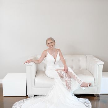 Gold Hill Gardens - Bridal suite, full of mirrors with a beautiful white couch for bridal photos. - Bed & Breakfast Near Me - Newcastle, California Gold Hill Gardens - Bridal suite, full of mirrors with a beautiful white couch for bridal photos. - Bed & Breakfast Near Me - Newcastle, California