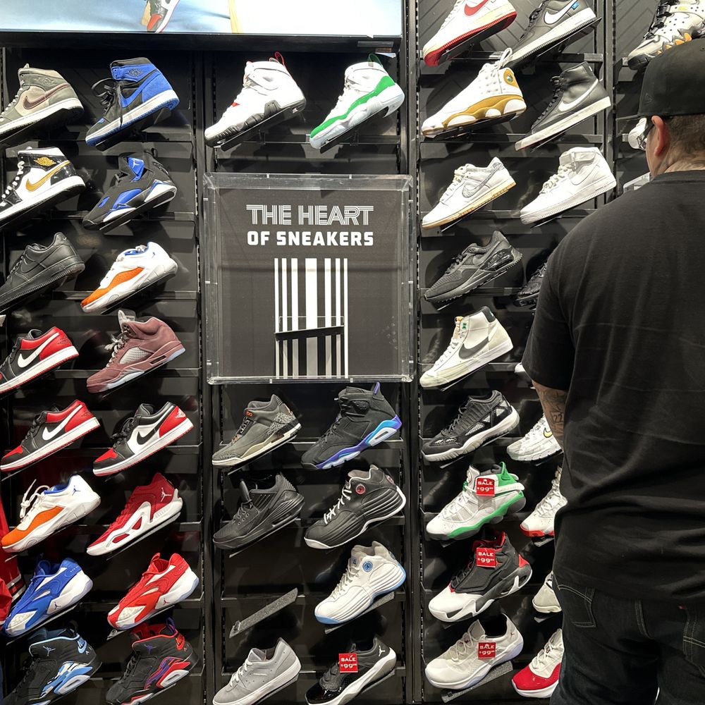 where to buy nike shoes near me