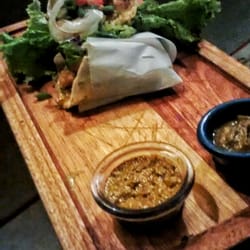 Santo - Burritos de langostino, una estupidez de sabor y acompañados con las salsas que son exceñentes (y picantes)
