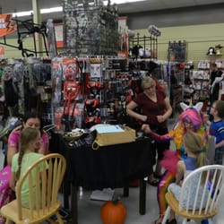 Le Centre de dons communautaire du Village des Valeurs - Station de maquillage pour mettre la feerie d'Halloween dans les yeux des petits.