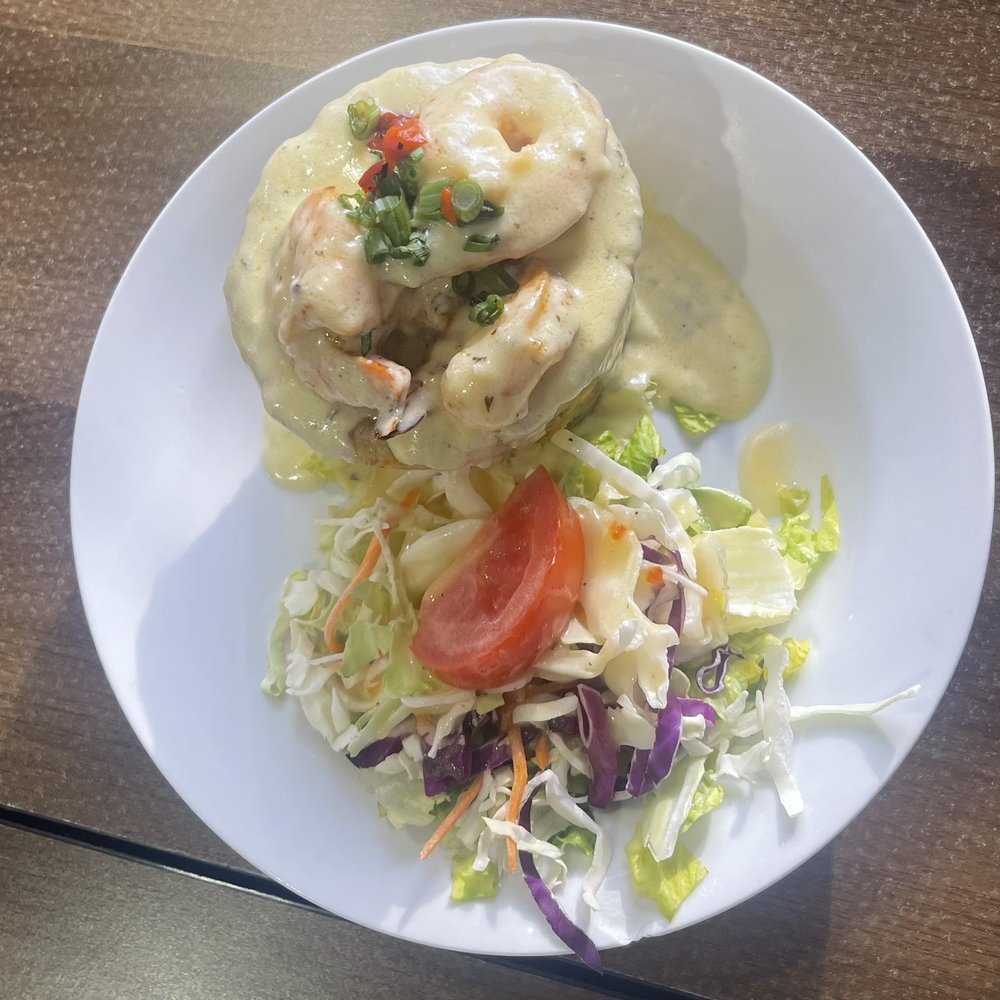 Grillers Puerto Rico - Mofongo con camarones en salsa de ajo y ensalada. Esto es mita del mofongo. Era grande y para 2 personas. - Puerto Rican Near Me - Orlando, Florida Grillers Puerto Rico - Mofongo con camarones en salsa de ajo y ensalada. Esto es mita del mofongo. Era grande y para 2 personas. - Puerto Rican Near Me - Orlando, Florida