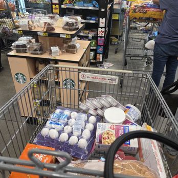 Food4Less - Waiting lines about 10 to 15 min - Grocery Near Me - San Diego, California