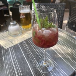 Cafe Cecilie - Himbeeren Sekt Schorle