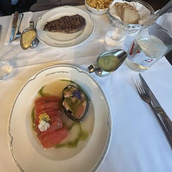 L'Escargot - Salmon plate w tomato salad made my stomach hurt and steak w fries bland - French Near Me - Paris, 75 L'Escargot - Salmon plate w tomato salad made my stomach hurt and steak w fries bland - French Near Me - Paris, 75