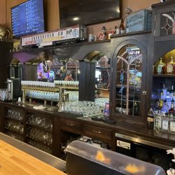 AL. Ringling Brewing - Bar with unique Knick knacks.