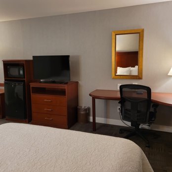 Hampton Inn & Suites Redding - Room - Hotels Near Me - Redding, California