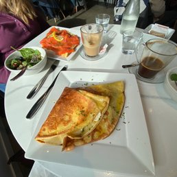 A-7 and A-5 crepes (saumon fumé and sologne), café bonbon and a café crème